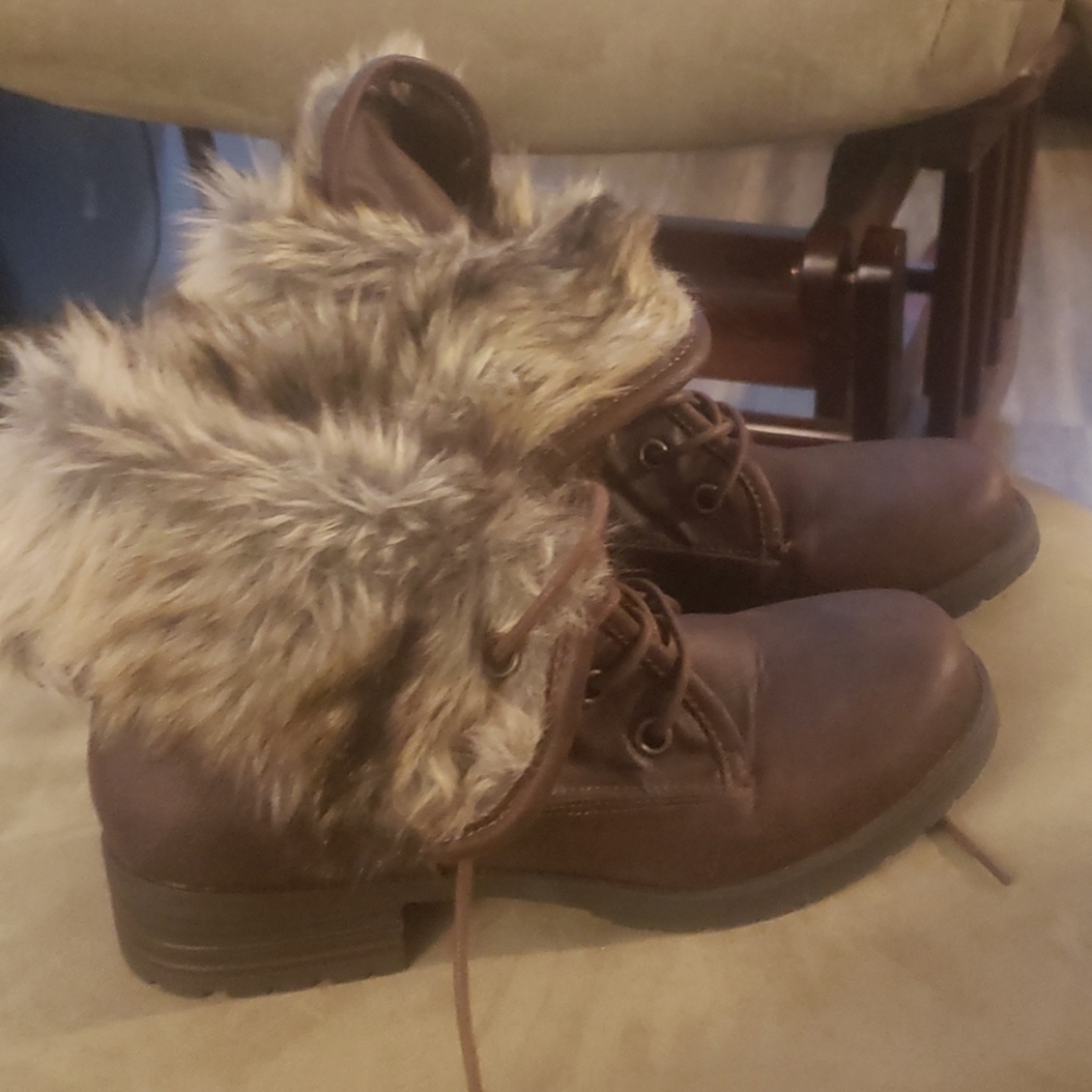 Womens size 8 Furry stylish heeled booties